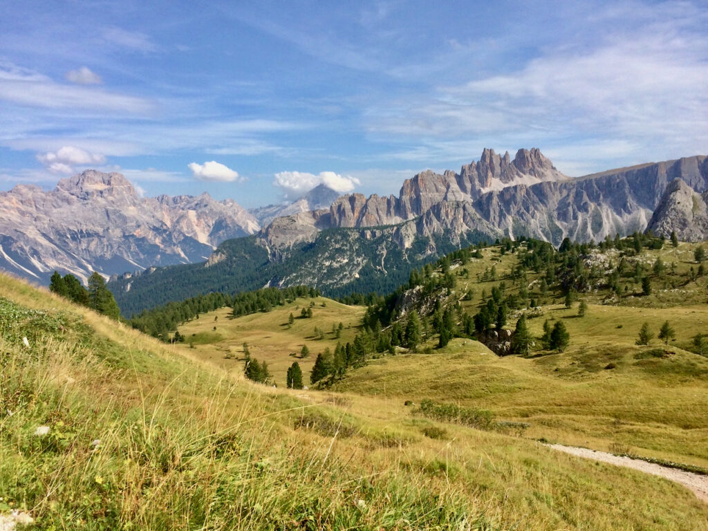 Punta Sorapiss, Antaleo (w chmurach), Croda di Lago