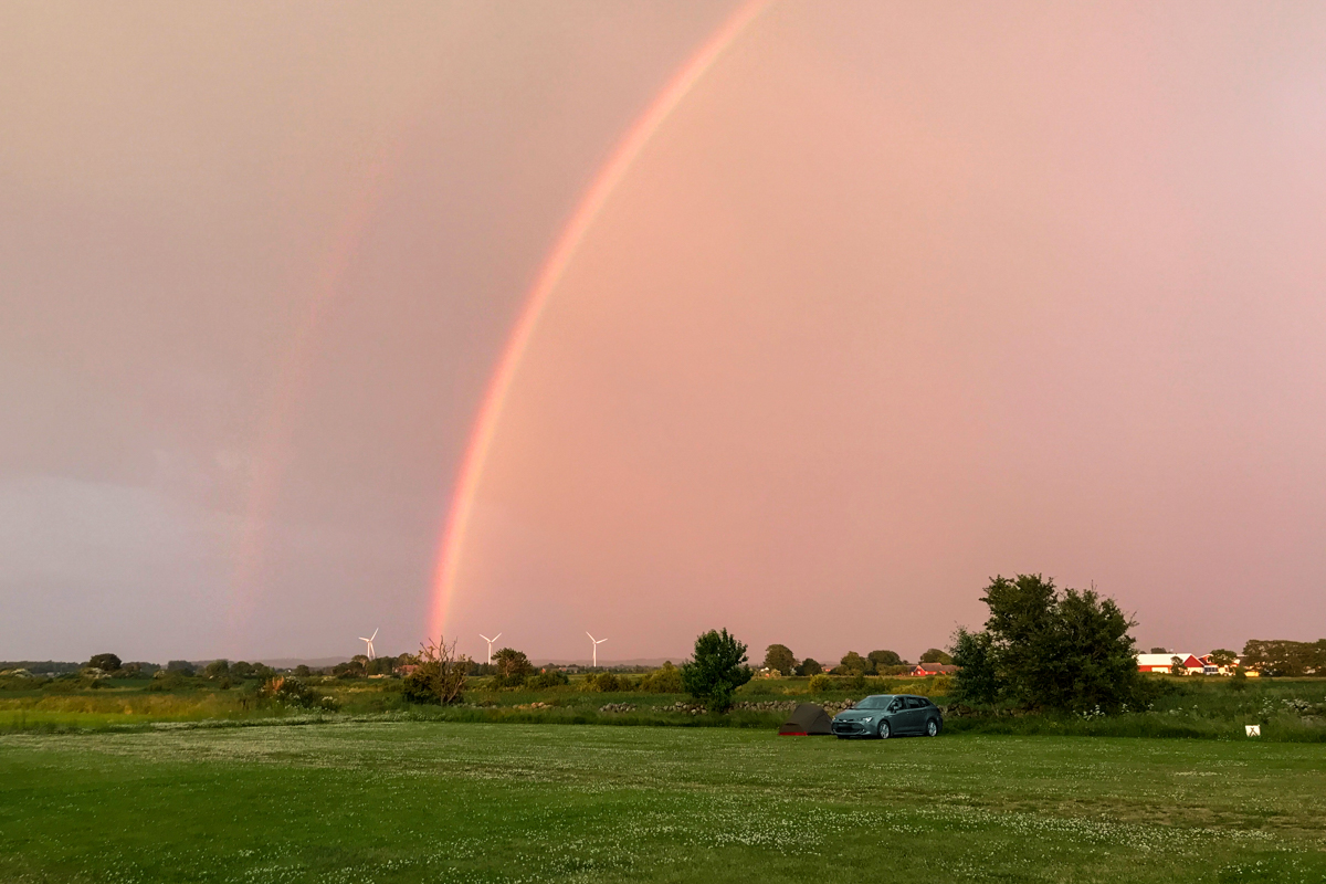tęcza na campingu