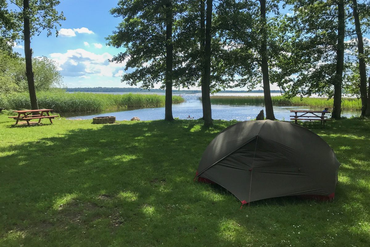 Kamping nad jeziorem